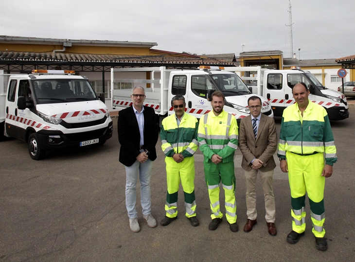 La Diputación de Badajoz entrega tres camiones al Parque Móvil
