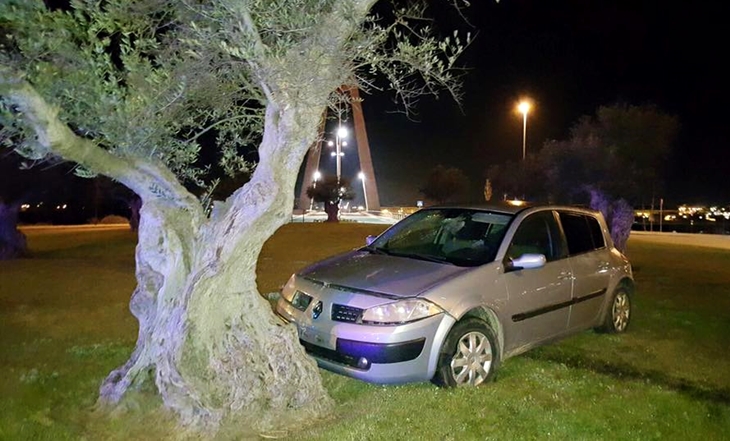 Un conductor intenta darse a la fuga y acaba empotrándose contra la rotonda del Puente Real