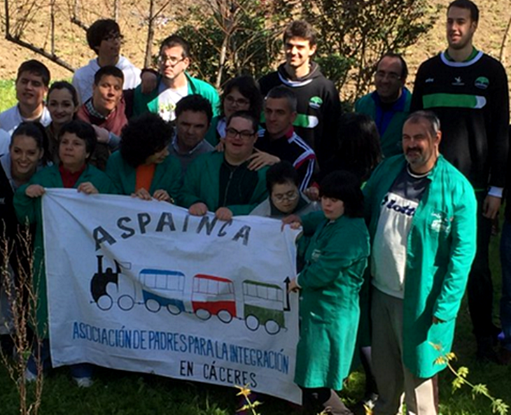 Dos jugadores del Cáceres Patrimonio visitan el centro de integración de ASPAINCA