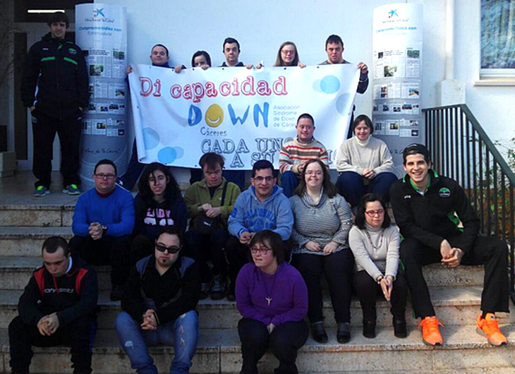 Jugadores del Cáceres Basket visitan la Asociación Síndrome de Down