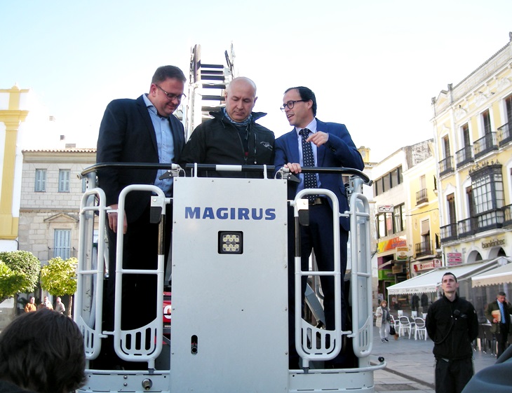 Un nuevo camión autoescala se incorpora al cuerpo de Bomberos de Mérida