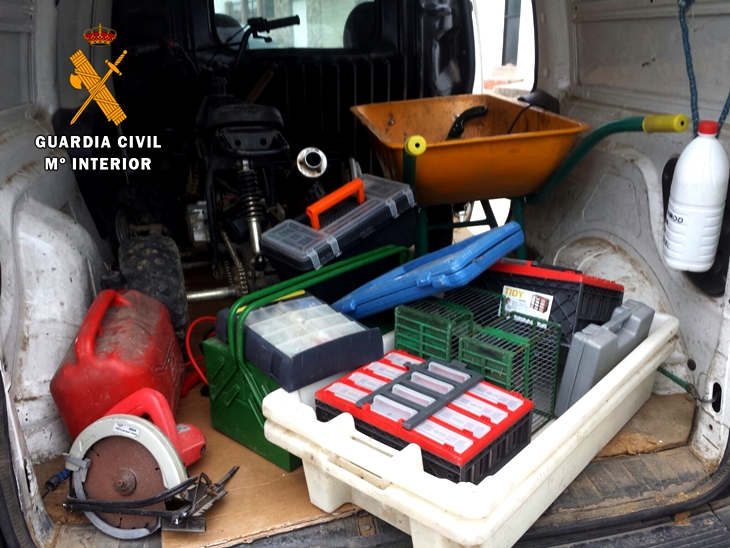 Roban aperos, maquinaria y vehículos en dos fincas de la región