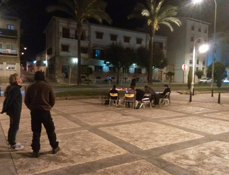 Campamento dignidad acampa ante la casa de Vara por “sus numerosos incumplimientos”