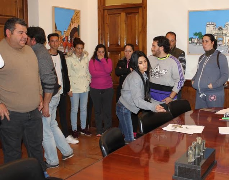 Los ocupantes ilegales de La Calzada entregan las llaves de las viviendas a Osuna