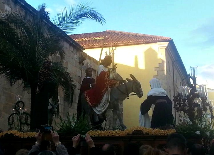 La lluvia impide que la Sagrada Cena y la Burrita terminen su recorrido
