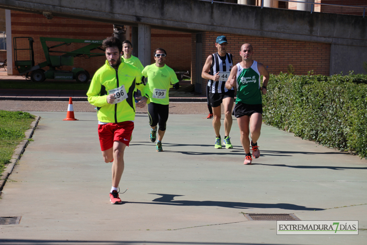 Búscate en la imágenes de la Carrera de la Mujer de Badajoz