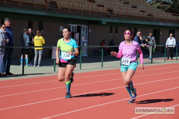 Búscate en la imágenes de la Carrera de la Mujer de Badajoz