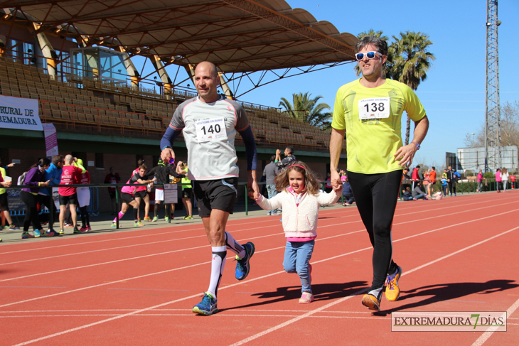 Búscate en la imágenes de la Carrera de la Mujer de Badajoz