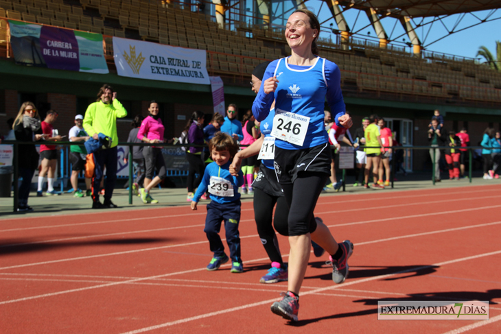 Búscate en la imágenes de la Carrera de la Mujer de Badajoz