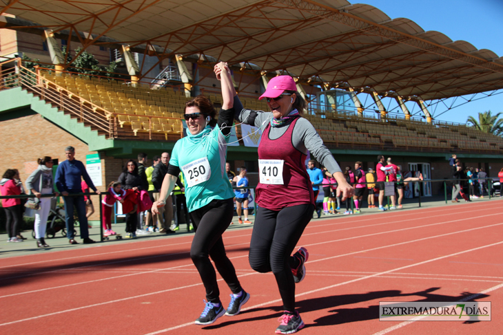 Búscate en la imágenes de la Carrera de la Mujer de Badajoz