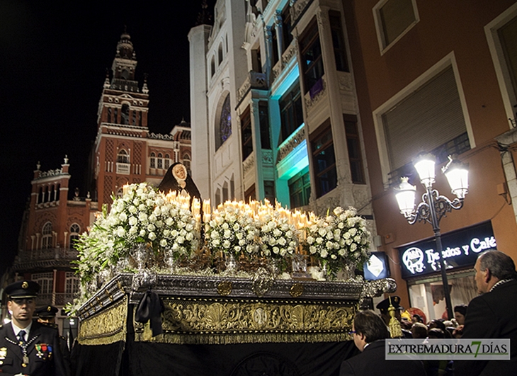 El Viernes Santo se luce en Badajoz a pesar del incidente en la Plaza Alta