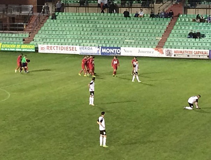 El Mérida sufre una contundente derrota frente al Rayo Mahadahonda