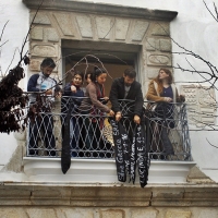 Podemos cuelga en la Asamblea crespones negros con el nombre de las mujeres asesinadas