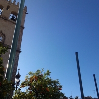 La Cívica denuncia la "inutilidad" de los mástiles de la Plaza de España