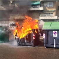 Buscan a los autores de la quema de varios contenedores en Badajoz