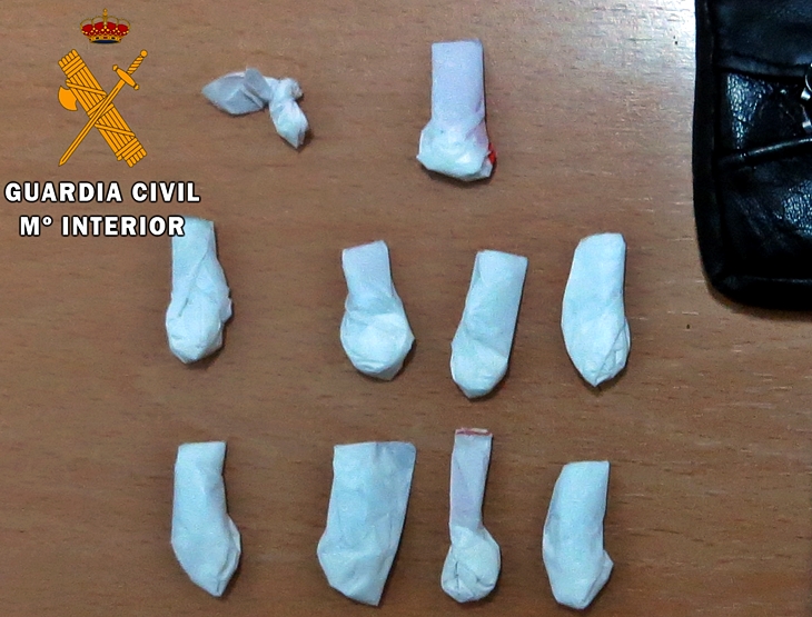 Detenida en un pub cuando intentaba ocultar droga entre el mobiliario