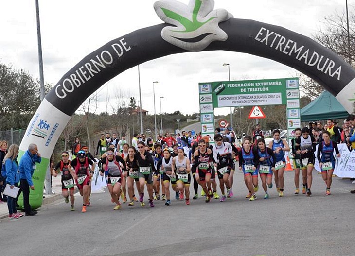 Estefanía Domínguez y José Manuel Montero, campeones regionales de duatlón