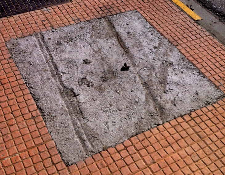 Denuncian la "chapuza" en los arreglos de los alcorques de la Urbanización Guadiana