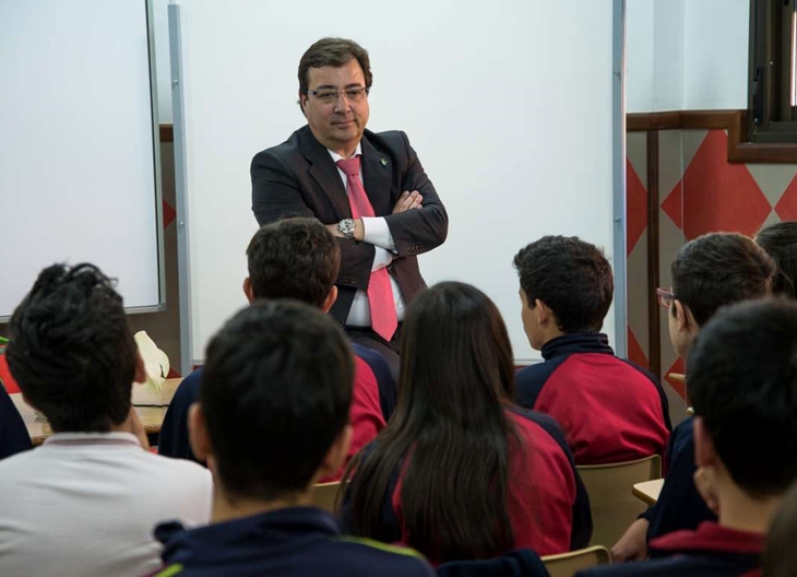 Vara es entrevistado por alumnos de Las Josefinas