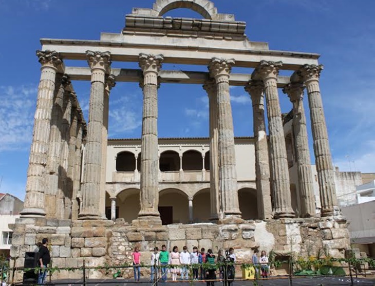 Los escolares emeritenses participan en el proyecto ‘Adopta un monumento’
