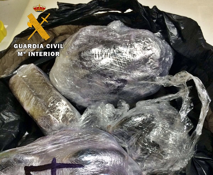 Sorprendidos con 115 bellotas y 2 tabletas de hachís ocultas en el vehículo