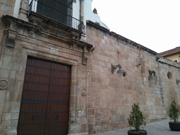 IU pretende eliminar la inscripción de José Antonio Primo de Rivera