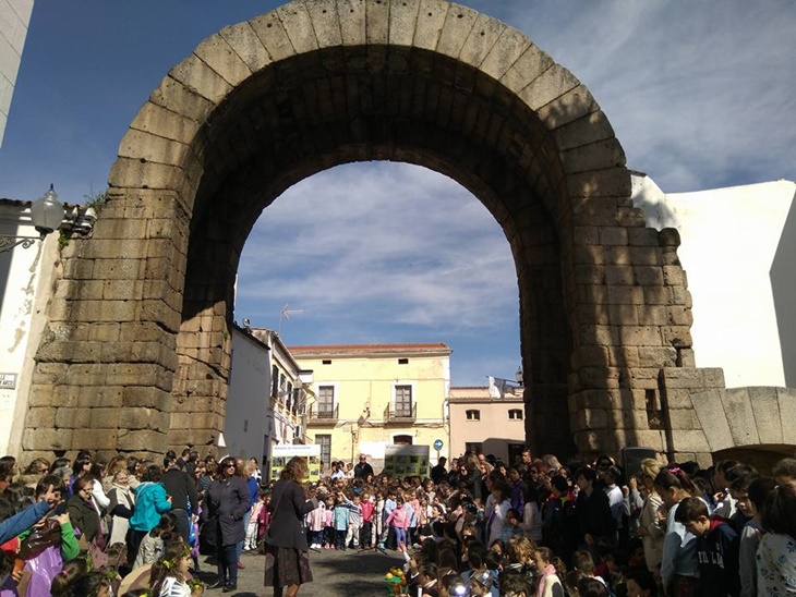 Los escolares emeritenses participan en el proyecto ‘Adopta un monumento’
