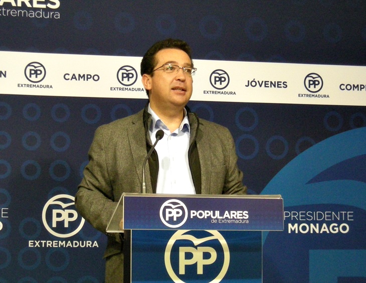 Manzano tacha de “irresponsable” al secretario general de Educación