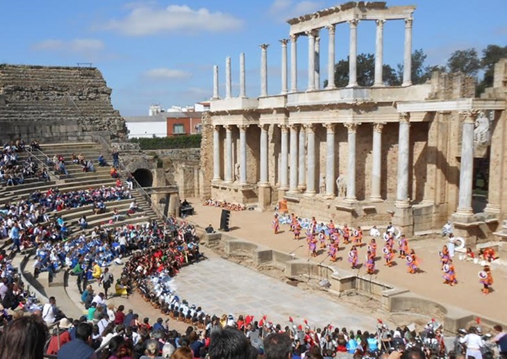 400 escolares representan la historia de Mérida