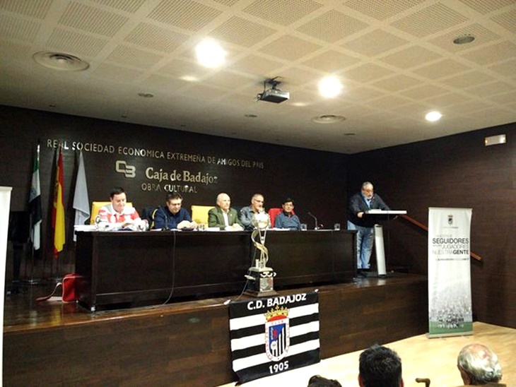 La nostalgia y la emotividad del Trofeo Ibérico reinan en Badajoz