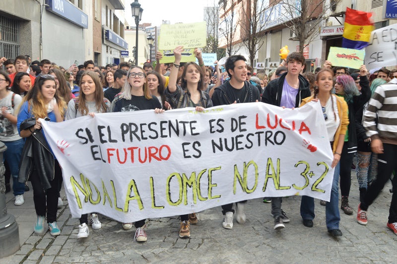 Imágenes de la manifestación contra la LOMCE en Badajoz