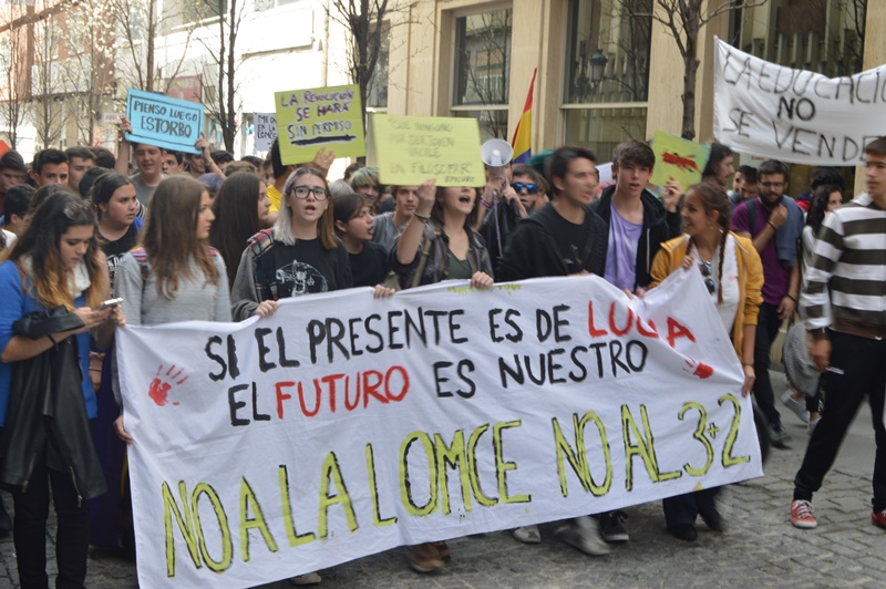 Imágenes de la manifestación contra la LOMCE en Badajoz