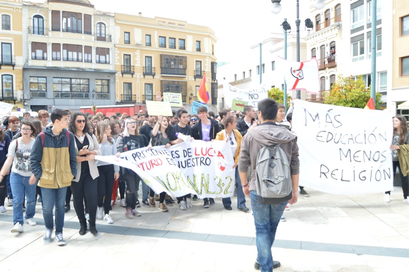 Imágenes de la manifestación contra la LOMCE en Badajoz