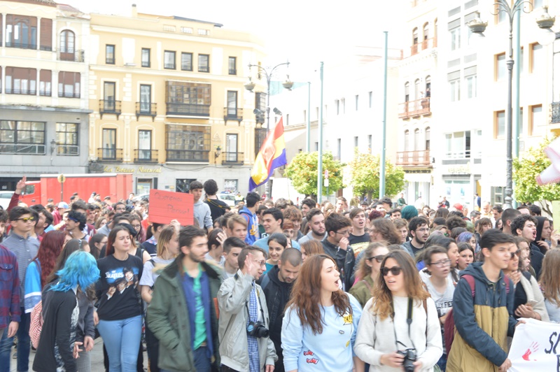 Imágenes de la manifestación contra la LOMCE en Badajoz