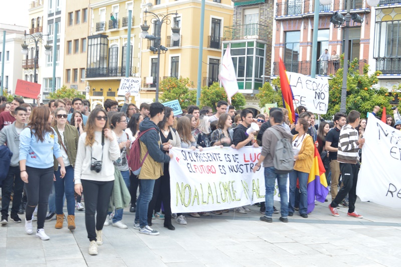 Imágenes de la manifestación contra la LOMCE en Badajoz