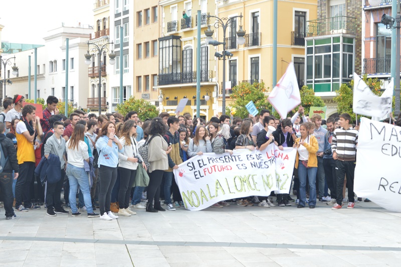 Imágenes de la manifestación contra la LOMCE en Badajoz