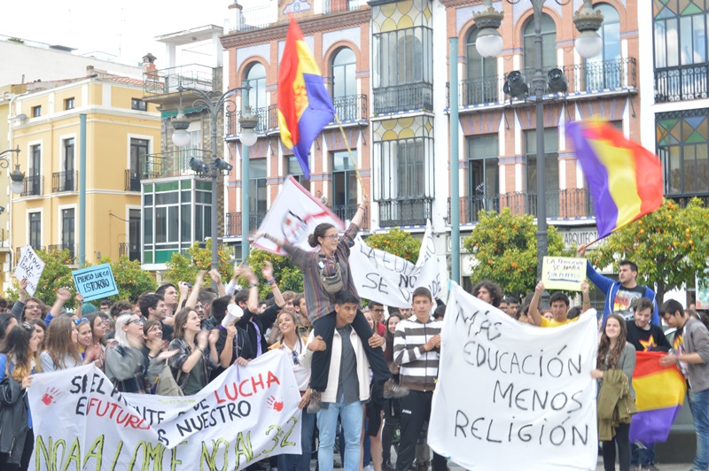 Imágenes de la manifestación contra la LOMCE en Badajoz