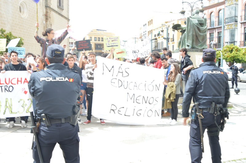 Imágenes de la manifestación contra la LOMCE en Badajoz