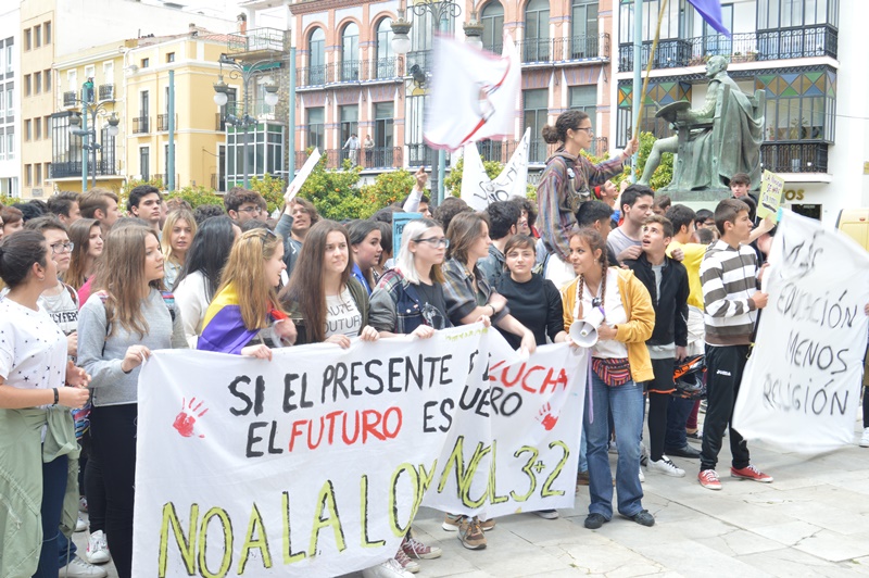 Imágenes de la manifestación contra la LOMCE en Badajoz