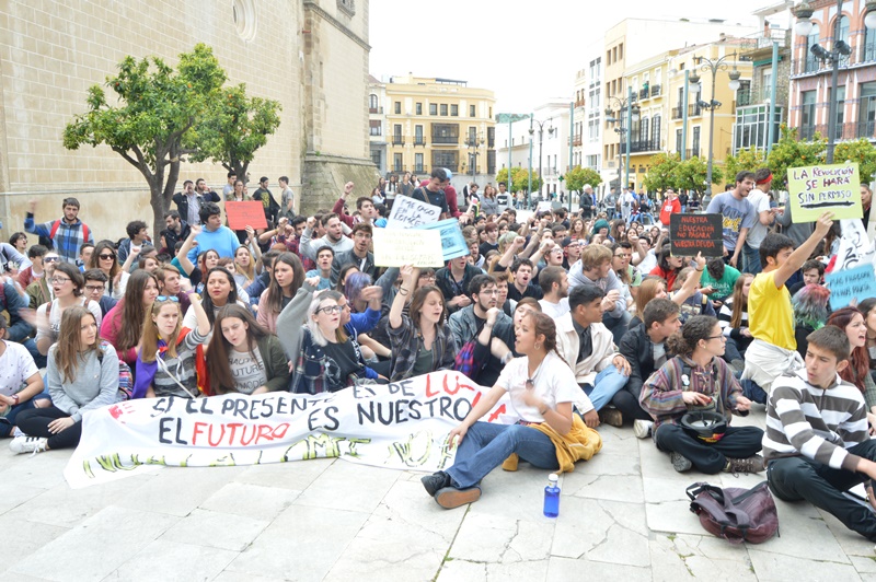 Imágenes de la manifestación contra la LOMCE en Badajoz