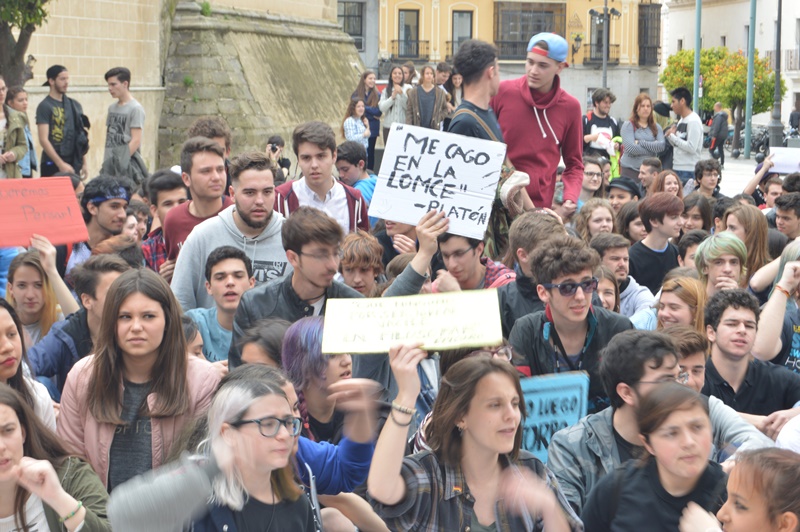 Imágenes de la manifestación contra la LOMCE en Badajoz