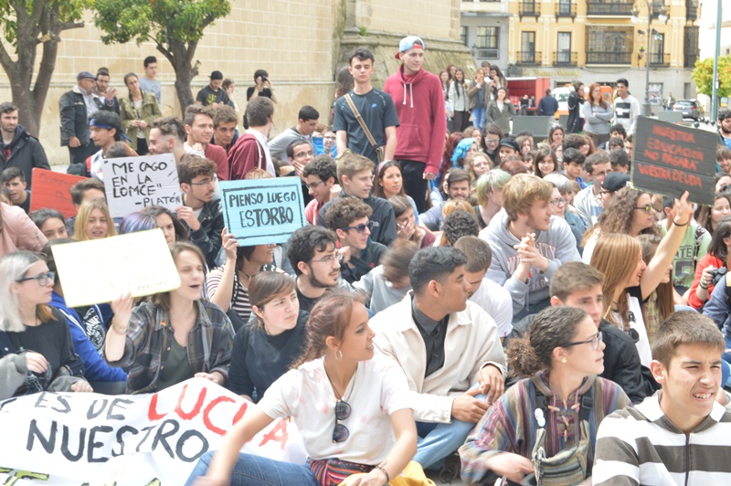 Imágenes de la manifestación contra la LOMCE en Badajoz