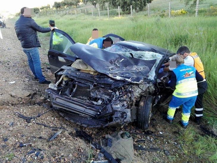 Cuatro heridos en la colisión de dos vehículos en La Albuera
