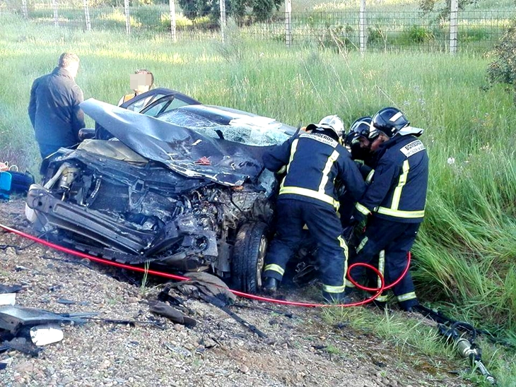 Cuatro heridos en la colisión de dos vehículos en La Albuera