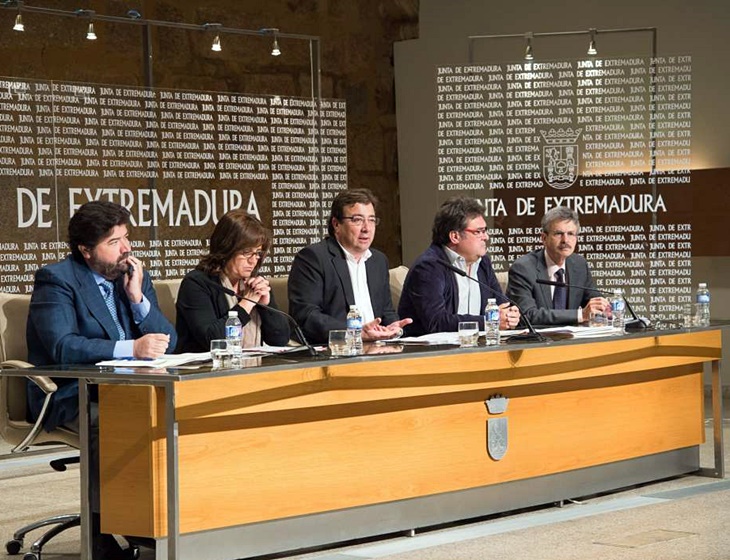 Junta y agentes sociales firman el Plan de Impulso Económico Regional