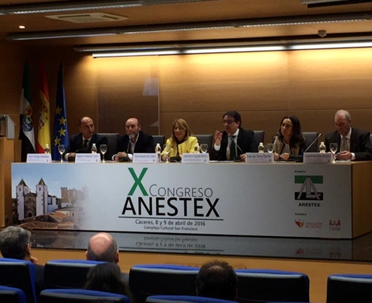 Los hospitales de Navalmoral, Llerena y Coria serán dotados de unidades de Cuidados Críticos