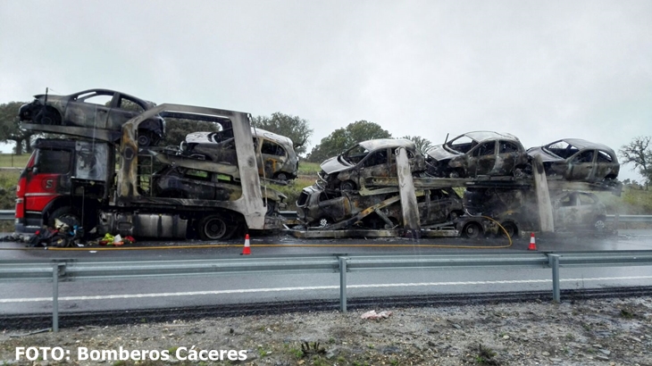 Arde un tráiler que transportaba vehículos en la A5
