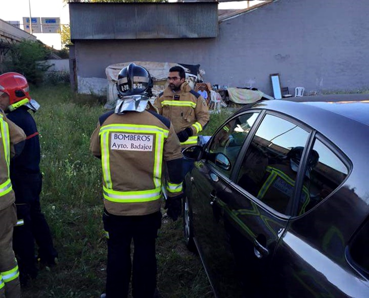 Rescatan a tres perros encerrados en un vehículo al sol