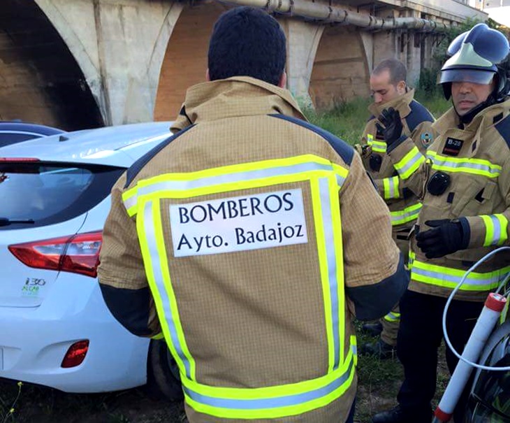 Rescatan a tres perros encerrados en un vehículo al sol