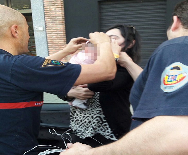 Rescatan a un bebé del interior de un coche en Badajoz